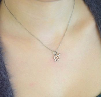 Srebrna zawieszka damska W 35 – delikatne serce z strzałą, wykonane ze srebra próby 925. Wymiary 1,5 × 1,5 cm, waga ok. 0,70 g. Subtelna i romantyczna biżuteria idealna na prezent dla ukochanej (2).JPG